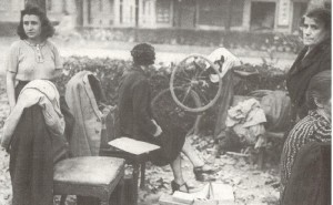Sinistrati davanti alla casa in rovina dopo l incursione aerea del 17 agosto 1943-page-001