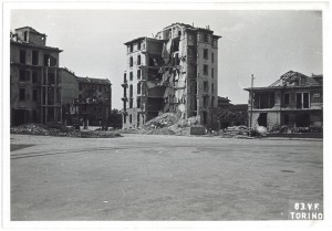 Via Luigi Cibrario angolo Corso Svizzera (già Corso Altacomba). Effetti prodotti dai bombardamenti dell'incursione aerea del 13 luglio 1943