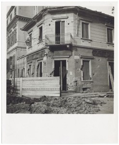 Via Luigi Cibrario angolo Via Medail. Farmacia dell'Ospedale Maria Vittoria. Effetti prodotti dai bombardamenti del 4-5 dicembre 1940.