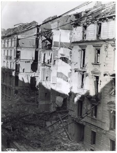 Via Luigi Cibrario n. 22 e 24. Effetti prodotti dai bombardamenti dell'incursione aerea dell'8-9 dicembre 1942