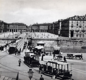 Veduta di piazza Vittorio Veneto a Torino, 1900 circa. Fotografia di Giacomo Bersani.