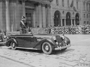 L'arrivo di Mussolini in piazza San Carlo a bordo di un'Alfa Romeo cabriolet