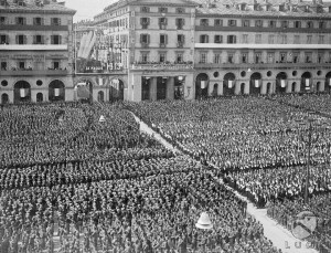 Legioni di ragazzi della G.I.L. schierate in piazza Vittorio Veneto