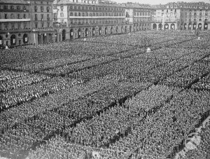 Veduta di piazza Vittorio Veneto gremita di legioni della G.I.L. e di folla. 1939