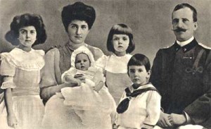 Una foto ufficiale del 1908, con i figli Jolanda, Giovanna, Mafalda, Umberto manca nella foto l'ultima figlia, Maria, nata nel 1914